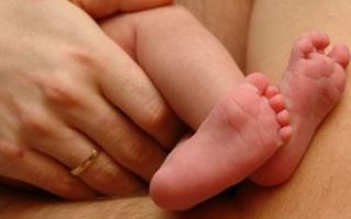 Развитие ребенка в 1 месяц: что он должен уметь