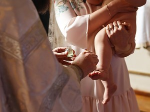Обряд крещения ребенка: правила проведения и полезные сведения