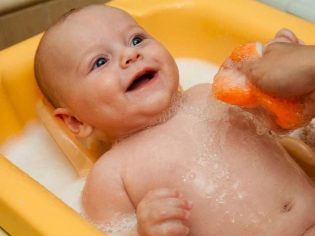 Как часто купать новорожденного ребенка: советы по уходу за младенцем