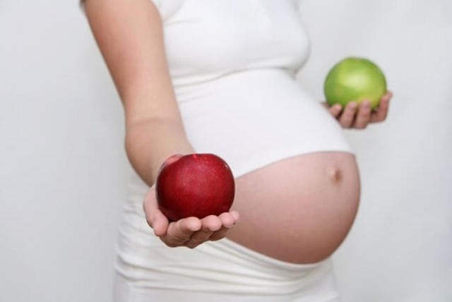 Развитие ребенка на 28 неделе беременности: как избежать осложнений