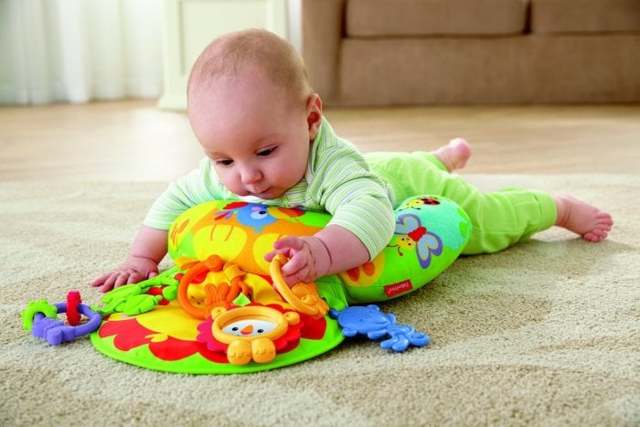 Как научить ребенка ползать: помогаем малышу освоить пространство