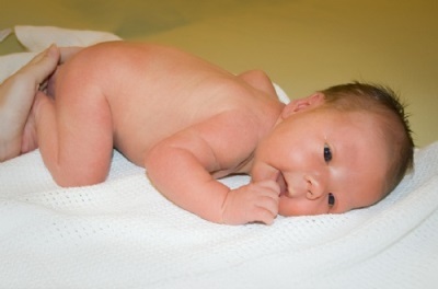 4 месячный ребенок: как проверить рефлексы и процесс развития