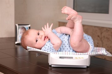 2 месяц ребенку: как проходит развитие малыша и что он должен уметь