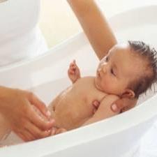Как купать новорожденного ребенка первый раз: подробное описание процедуры для неопытных родителей