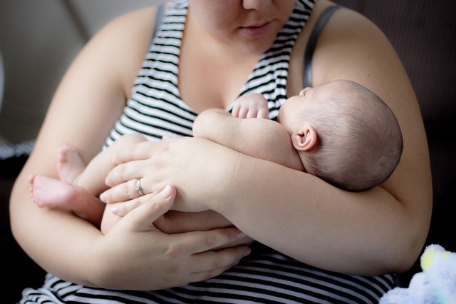 Кормление новорожденных в первые дни: ответы на самые популярные вопросы