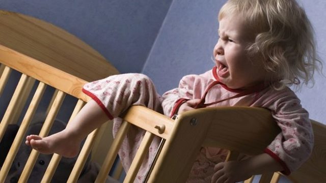 Почему ребенок плохо спит по ночам: разбираем возможные причины