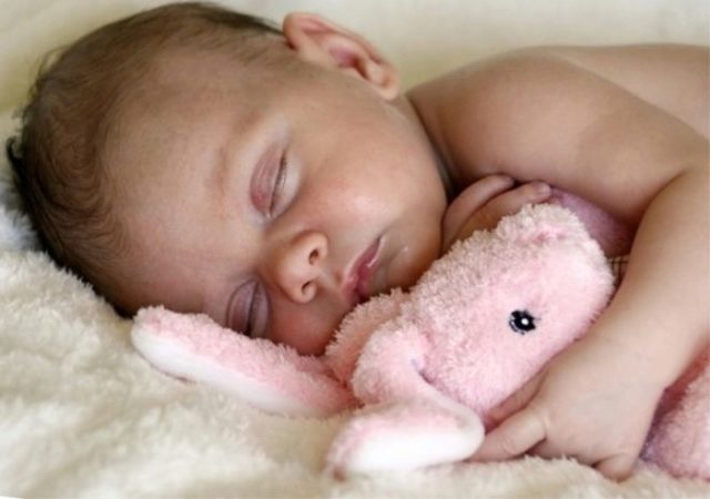 Потеет голова у ребенка во сне: выясняем причины и принимаем меры