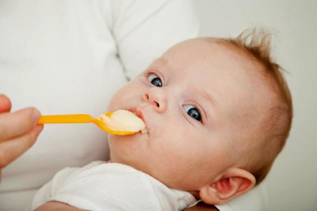 Кормление ребенка по месяцам: как правильно вводить прикорм