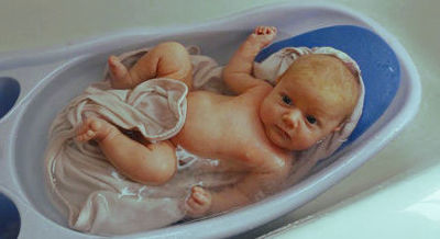 Как купать новорожденного ребенка первый раз: подробное описание процедуры для неопытных родителей