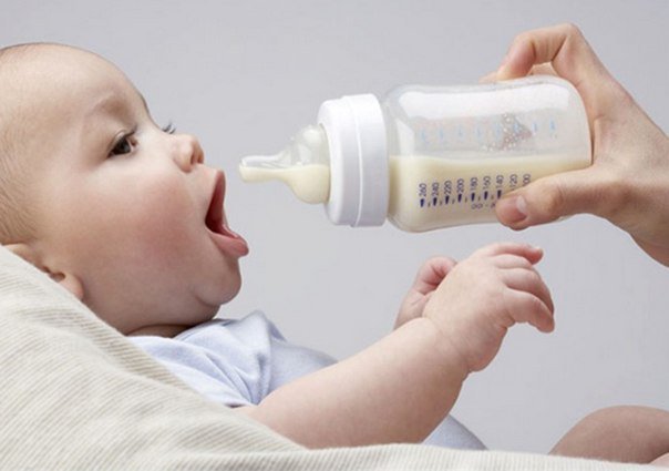 Можно ли кормить ребенка молоком при температуре: какие условия нужно соблюдать