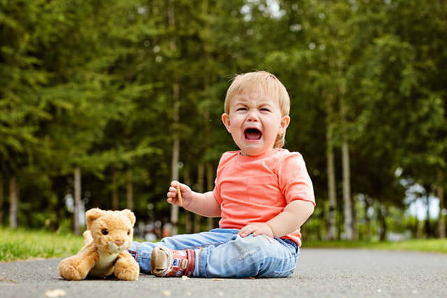 Ребенок 2 года часто психует и капризничает: когда закончится этот сложный период