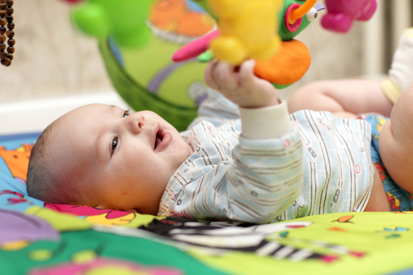 Развитие ребенка на 4 месяце жизни: малыш стремится к общению