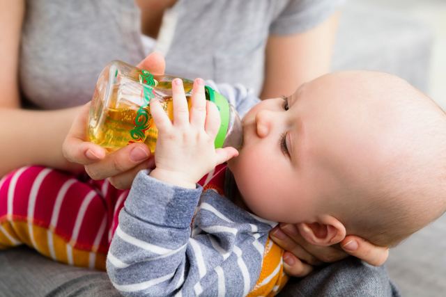 Кормление ребенка по месяцам: как правильно вводить прикорм