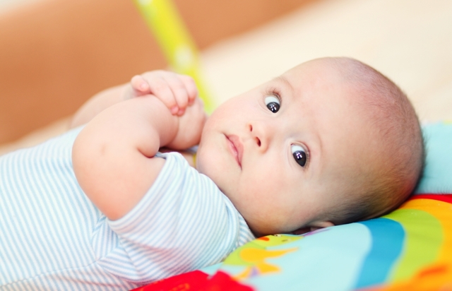Развитие ребенка на 4 месяце жизни: малыш стремится к общению