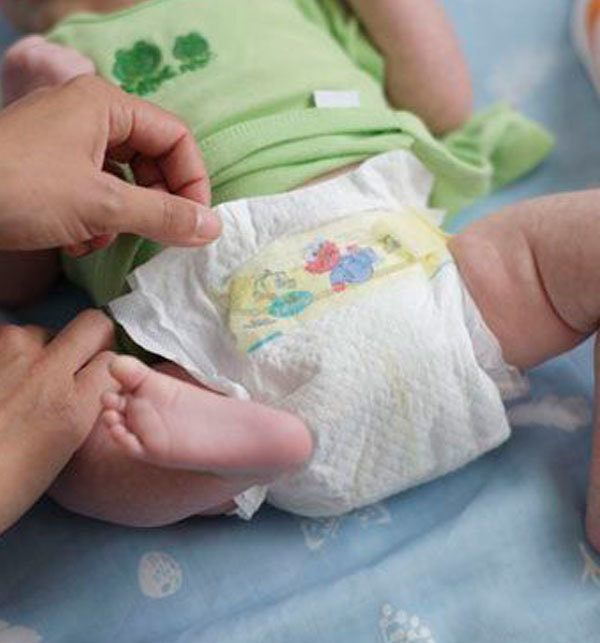 Как правильно одеть подгузник новорожденному:полезные советы