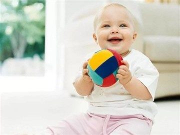 Развитие 7 месячного ребенка: как играть с малышами этого возраста