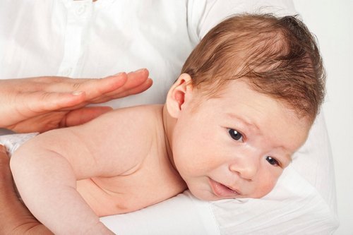 Почему новорожденный ребенок часто икает: способы преодолеть неприятный симптом