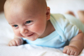 Развитие ребенка от 2 до 3 месяцев: чем ребенок радует родителей
