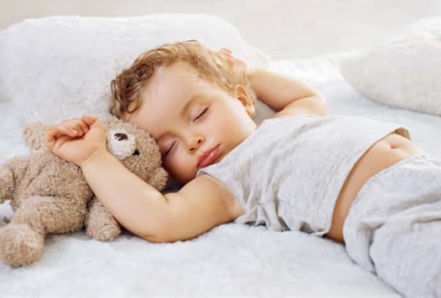 Ребенок дергается во сне: какие могут быть причины