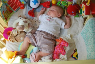 5 месяцев ребенку: развитие и изменения веса и роста малыша