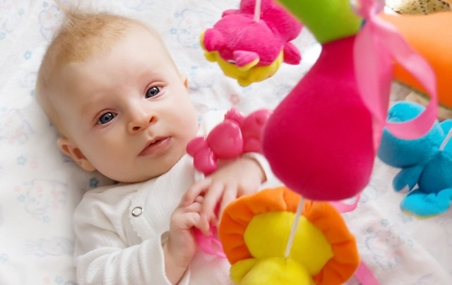 Развитие ребенка с 3 до 4 месяцев: как ухаживать за малышом и развлекать его