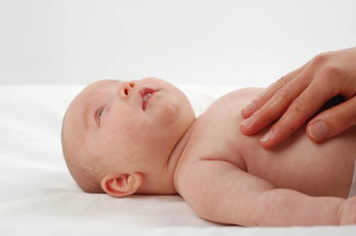 Ребенок 4 недели: развитие крохи и ежедневный уход за ним