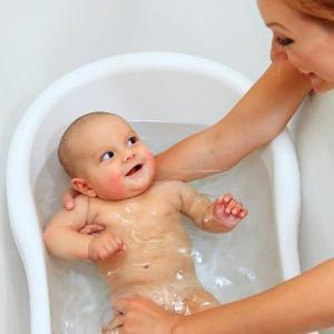 Купание новорожденного: советы для молодых пап и мам