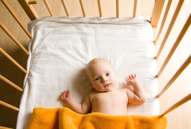 Почему ребенок плохо спит по ночам: разбираем возможные причины