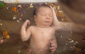 Первое купание новорожденного дома: как подготовиться к событию