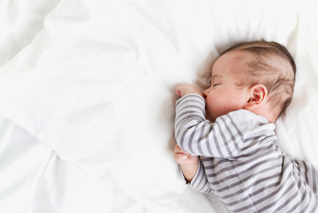 Сколько должен спать ребенок в 1 месяц: особенности ухода за новорожденным