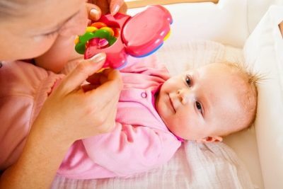 Развитие ребенка до месяца: как складываются отношения младенца и родителей