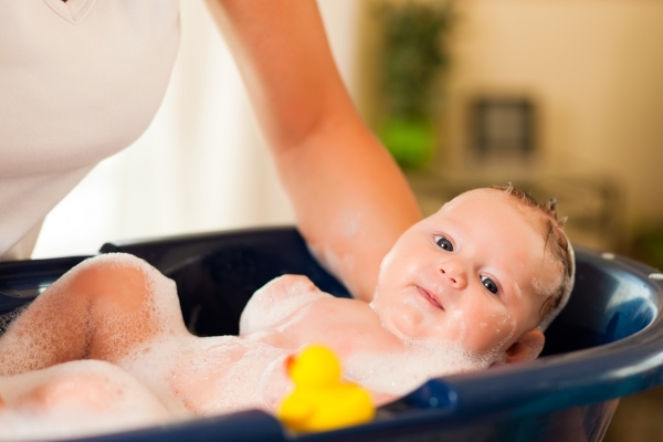 Первое купание новорожденного дома: как подготовиться к событию