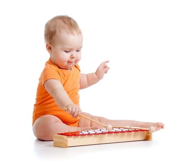 Развитие ребенка в 9 10 месяцев: в какие игры играть с малышом