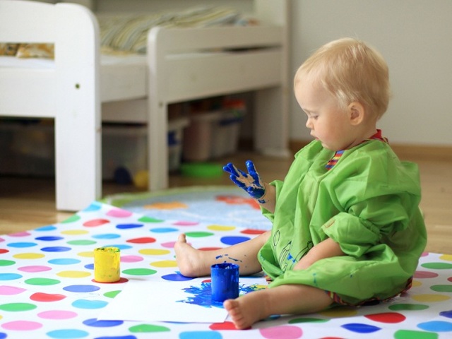 Развитие ребенка в 9 10 месяцев: в какие игры играть с малышом