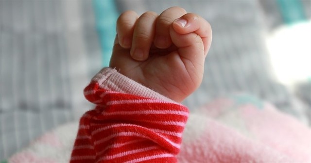 2 месяц ребенку: как проходит развитие малыша и что он должен уметь