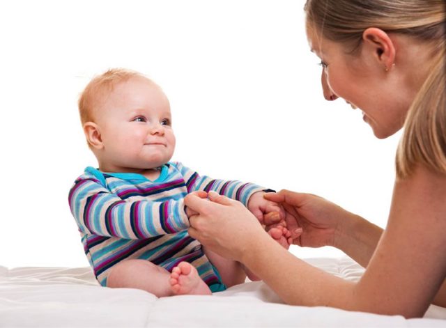 Как научить ребенка переворачиваться: необходимые занятия для здоровья малыша
