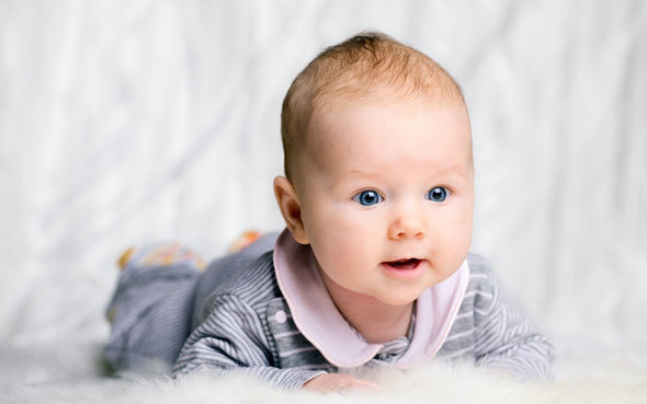Моторное развитие ребенка до года: важные моменты на каждом этапе роста малыша