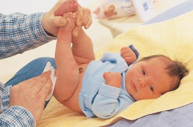 Особенности ухода за новорожденными детьми: как правильно соблюдать гигиену