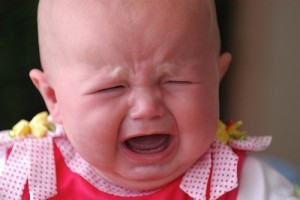 Ребенок плачет во время кормления: как понять причину и помочь малышу