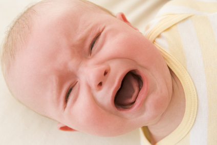Ребенок плачет во время кормления: как понять причину и помочь малышу