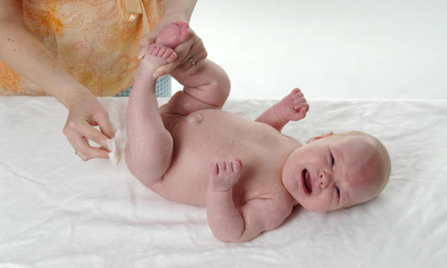 Как правильно одеть подгузник новорожденному:полезные советы